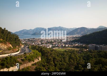 Stadtblick von oben auf das Marmaris-Viertel in Mugla, Türkei, das mit seinem Meer und der Natur einheimische und ausländische Touristen anzieht, Juni 26 2023 Stockfoto