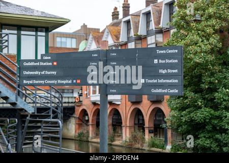 GUILDFORD, SURREY, Großbritannien – 31. AUGUST 2023: Hinweisschild für lokale Sehenswürdigkeiten rund um Guildford – einschließlich Museum, Castle und Theater Stockfoto