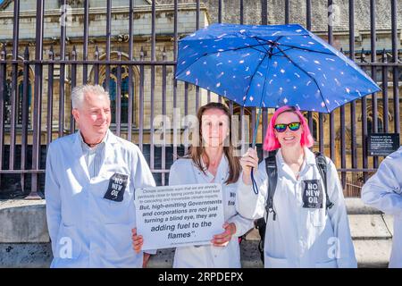 London, Großbritannien. September 2023. Kundgebung, um Parlamentsabgeordnete davon zu überzeugen, sich neuen Ölbohrlizenzen zu widersetzen, die von Chris Packham, dem Gastgeber von Springwatch, 62, und der Ökologin Emma Smart, die 2021 wegen eines früheren Klimaprotests für vier Monate inhaftiert wurde, geleitet wurden. Zu ihnen gesellten sich rund 100 Wissenschaftler, darunter Mikrobiologen, Ökologen, Astrophysiker und Luftverschmutzungswissenschaftler auf dem Parliament Square, um ihre Botschaften an Politiker zu richten, die aus den Sommerferien zurückkehrten. Guy Bell/Alamy Live News Stockfoto