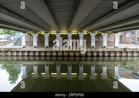 GUILDFORD, SURREY, Großbritannien – 31. AUGUST 2023: Guildford Town Centre Road Bridge über den River Wey Stockfoto