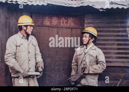 (190801) -- ANSHAN, 1. August 2019 (Xinhua) -- Kopierfoto zeigt den Arbeiter Dong Yiwei (R), der 1991 an seinem Arbeitsplatz der Ansteel Group Co., Ltd. In Anshan, Provinz Liaoning im Nordosten Chinas, stand. Der 70-jährige Ansteel wurde aus Trümmern in der Stadt Anshan im Nordosten Chinas geboren und war die Wiege der chinesischen Stahlindustrie sowie der erste Eisen- und Stahlriese, der nach der Gründung der Volksrepublik China vor 70 Jahren gebaut wurde. Derzeit kann Ansteel jährlich rund 40 Millionen Tonnen Eisen und Stahl produzieren. Der Stahl ist in vielen berühmten Projekten zu finden, darunter auch in der Großen Halle des PEO Stockfoto