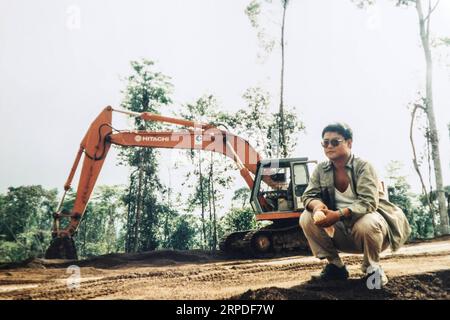 (190801) -- ANSHAN, 1. August 2019 (Xinhua) -- Kopierfoto zeigt den Produktionsleiter Wen Hongwei, der 1997 an seinem Arbeitsplatz der Ansteel Group Co., Ltd. In Anshan, Provinz Liaoning im Nordosten Chinas, für ein Foto posiert. Der 70-jährige Ansteel wurde aus Trümmern in der Stadt Anshan im Nordosten Chinas geboren und war die Wiege der chinesischen Stahlindustrie sowie der erste Eisen- und Stahlriese, der nach der Gründung der Volksrepublik China vor 70 Jahren gebaut wurde. Derzeit kann Ansteel jährlich rund 40 Millionen Tonnen Eisen und Stahl produzieren. Der Stahl ist in vielen bekannten Projekten zu finden Stockfoto