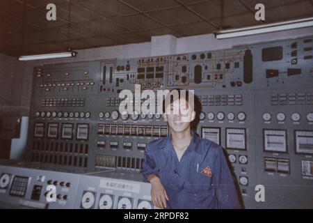 (190801) -- ANSHAN, 1. August 2019 (Xinhua) -- Kopierfoto zeigt den Arbeiter der Sauerstofferzeugung Luo Yuehui, der 1991 an seinem Arbeitsplatz der Ansteel Group Co., Ltd. In Anshan, Provinz Liaoning im Nordosten Chinas, posiert. Der 70-jährige Ansteel wurde aus Trümmern in der Stadt Anshan im Nordosten Chinas geboren und war die Wiege der chinesischen Stahlindustrie sowie der erste Eisen- und Stahlriese, der nach der Gründung der Volksrepublik China vor 70 Jahren gebaut wurde. Derzeit kann Ansteel jährlich rund 40 Millionen Tonnen Eisen und Stahl produzieren. Der Stahl ist in vielen berühmten Projekten zu finden, darunter der Great Hal Stockfoto