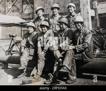 (190801) -- ANSHAN, 1. Aug. 2019 (Xinhua) -- Kopierfoto zeigt den Arbeiter Li Yanjia (1. L, Front), der 1984 mit Kollegen an seinem Arbeitsplatz der Ansteel Group Co., Ltd. In Anshan, Provinz Liaoning im Nordosten Chinas, posiert. Der 70-jährige Ansteel wurde aus Trümmern in der Stadt Anshan im Nordosten Chinas geboren und war die Wiege der chinesischen Stahlindustrie sowie der erste Eisen- und Stahlriese, der nach der Gründung der Volksrepublik China vor 70 Jahren gebaut wurde. Derzeit kann Ansteel jährlich rund 40 Millionen Tonnen Eisen und Stahl produzieren. Sein Stahl ist in vielen bekannten Projekten zu finden, darunter t Stockfoto