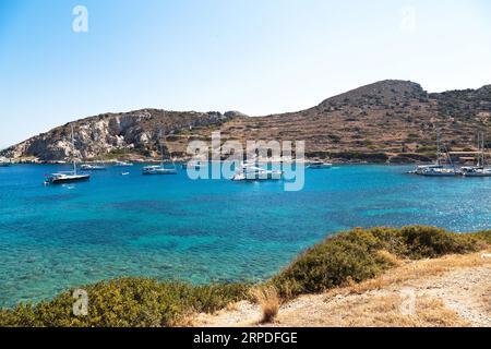 Yachten und Schiffe aus verschiedenen Ländern sind im natürlichen Hafengebiet der antiken Stadt Knidos im Urlaub. Türkei Mugla Datca, Juni 28 2023 Stockfoto