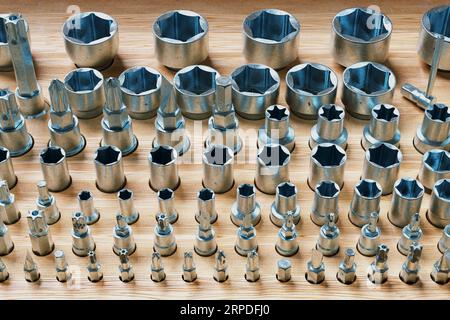 Sammlung verschiedener Bits. Abnehmbarer Schraubendreher. Hölzerner Organizer. Stockfoto