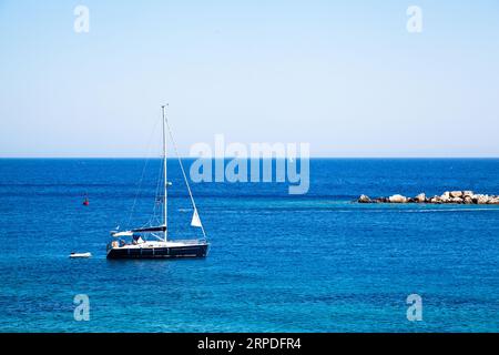 Yachten und Schiffe aus verschiedenen Ländern sind im natürlichen Hafengebiet der antiken Stadt Knidos im Urlaub. Türkei Mugla Datca, Juni 28 2023 Stockfoto