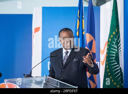 190802 -- WALVIS BAY NAMIBIA, 2. August 2019 -- Namibias Präsident Hage Geingob hält eine Rede bei der Einweihungszeremonie des neuen Containerterminals in Walvis Bay, Namibia, 2. August 2019. Namibias Bestreben, ein internationales Handelsknotenpunkt und Gateway zu werden, wurde am Freitag mit der offiziellen Einweihung des 400 Millionen US-Dollar schweren neuen Containerterminals des Landes in Walvis Bay durch den Präsidenten des Landes, Hage Geingob, weiter vorangetrieben. Das neue Containerterminal in der Hafenstadt Walvis Bay wurde auf 40 Hektar Land gebaut, das von China Harbor Engineering Company Ltd. Aus dem Meer zurückgewonnen wurde Stockfoto