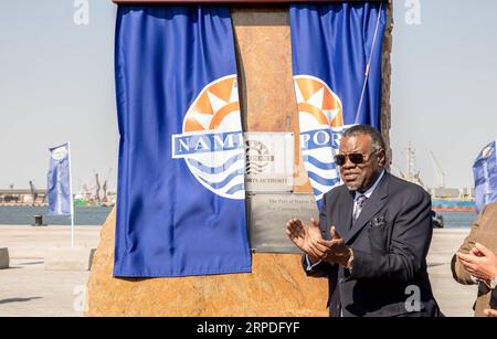 (190802) -- WALVIS BAY (NAMIBIA), 2. August 2019 -- Namibias Präsident Hage Geingob nimmt am 2. August 2019 an der Einweihungszeremonie des neuen Containerterminals in Walvis Bay, Namibia, Teil. Namibias Bestreben, ein internationales Handelsknotenpunkt und Gateway zu werden, wurde am Freitag mit der offiziellen Einweihung des 400 Millionen US-Dollar schweren neuen Containerterminals des Landes in Walvis Bay durch den Präsidenten des Landes, Hage Geingob, weiter vorangetrieben. Das neue Containerterminal in der Hafenstadt Walvis Bay wurde auf 40 Hektar Land gebaut, das von China Harbor Engineering Company Ltd. (CHEC) un aus dem Meer zurückgewonnen wurde Stockfoto