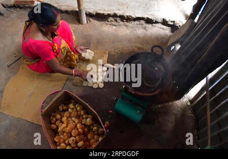 (190803) -- AGARTALA, 3. August 2019 -- Eine Frau macht am 3. August 2019 in Agartala, der Hauptstadt des nordöstlichen indischen Tripura, Panipuri, auch bekannt als Golgappa oder Fuchka. Panipuri ist ein beliebter Straßensnack in Indien. Es besteht aus rundem, hohlem Puri und frittiertem knusprigem Crepe, gefüllt mit einer Mischung aus aromatisiertem Wasser, Tamarindenchutney, Chili, chaat Masala, Kartoffeln, Zwiebeln und Kichererbsen. (STR/Xinhua) INDIA-AGARTALA-STREET FOOD-PANIPURI ZhangxNaijie PUBLICATIONxNOTxINxCHN Stockfoto