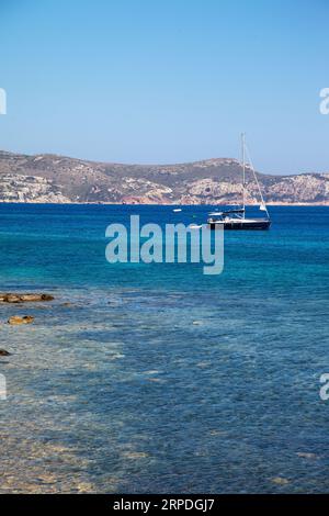 Yachten und Schiffe aus verschiedenen Ländern sind im natürlichen Hafengebiet der antiken Stadt Knidos im Urlaub. Türkei Mugla Datca, Juni 28 2023 Stockfoto