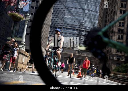 (190804) -- PEKING, 4. Aug. 2019 -- Menschen nehmen an der Summer Streets Veranstaltung 2019 in New York, USA, 3. Aug. 2019 Teil. An den ersten drei Samstagen im August zwischen 7:00 Uhr und 13:00 Uhr sind fast sieben Meilen der Straßen von New York City für die Öffentlichkeit zugänglich, um zu spielen, zu laufen, zu gehen und Fahrrad zu fahren. (Foto von /XINHUA) XINHUA FOTOS DES TAGES MichaelxNagle PUBLICATIONxNOTxINxCHN Stockfoto