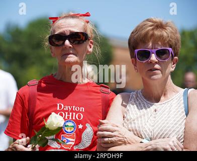 (190804) -- DAYTON (USA), 4. August 2019 -- Menschen nehmen an einer Gebetsvigil für die Opfer der Massenerschießung in Dayton, Ohio, USA, am 4. August 2019 Teil. Neun Menschen wurden am frühen Sonntagmorgen bei einer Massenschießerei in der Nähe einer Bar in Dayton, einer Stadt im mittleren westen des US-Bundesstaates Ohio, getötet und 26 weitere verletzt, sagten die Behörden. Der Schütze wurde am Tatort von der Polizei erschossen. U.S.-OHIO-DAYTON-MASSENSCHIESSSPORT-NACHWIRKUNGEN LIUXJIE PUBLICATIONXNOTXINXCHN Stockfoto