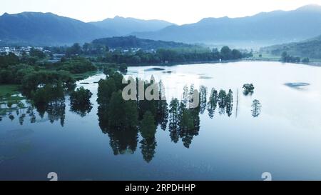 (190805) -- PEKING, 5. Aug. 2019 -- Luftaufnahme am 4. Aug. 2019 zeigt die morgendliche Landschaft am Hongcun Scenic Spot im Yixian County, ostchinesische Provinz Anhui. ) XINHUA FOTOS DES TAGES ZhangxDuan PUBLICATIONxNOTxINxCHN Stockfoto