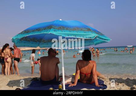 (190805) -- PEKING, 5. August 2019 -- Menschen werden an einer Küste gesehen, während die Temperatur in Ayia Napa, Zypern, 5. August 2019 40 Grad Celsius erreicht. ) XINHUA FOTOS DES TAGES ZhangxBaoping PUBLICATIONxNOTxINxCHN Stockfoto