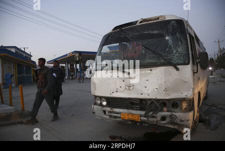 (190805) -- PEKING, 5. Aug. 2019 -- Foto vom 4. Aug. 2019 zeigt einen beschädigten Bus an der Stelle einer Explosion in Kabul, der Hauptstadt Afghanistans. Mindestens zwei Menschen wurden getötet und vier weitere verletzt, als am Sonntag ein Sprengsatz die afghanische Hauptstadt Kabul erschütterte, sagte Nasrat Rahimi, Sprecher des Innenministeriums. XINHUA FOTOS DES TAGES RahmatullahxAlizadah PUBLICATIONxNOTxINxCHN Stockfoto
