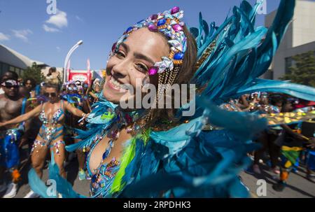(190805) -- PEKING, 5. August 2019 -- Ein verkleideter Reveller posiert für Fotos während der Toronto Caribbean Carnival Grand Parade 2019 in Toronto, Kanada, 3. August 2019. Leute aus nah und fern kamen auf der Straße für die jährliche Karibik Karneval Grand Parade hier am Samstag zusammen. ) XINHUA FOTOS DES TAGES ZouxZheng PUBLICATIONxNOTxINxCHN Stockfoto