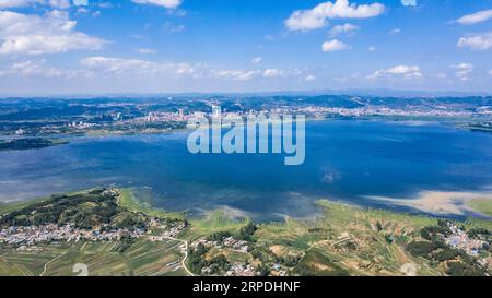 (190805) -- PEKING, 5. August 2019 -- Luftaufnahme vom 19. Juni 2019 zeigt die Landschaft des Caohai National Nature Reserve im Weining County, Provinz Guizhou im Südwesten Chinas. Guizhou, eine Binnenprovinz im Südwesten Chinas, rühmt sich mit großen Bergregionen und Hügeln, auf die 92,5 Prozent der gesamten Provinz entfallen. Als Pilotzone der nationalen ökologischen Zivilisation hat sich Guizhou in den letzten Jahren verpflichtet, sich zu einem touristischen Ziel des Bergtourismus zu entwickeln, das weltweit bekannt ist. Grüne Entwicklung ist zu einer Namenskarte für Guizhou geworden, die mannigfaltig sein kann Stockfoto