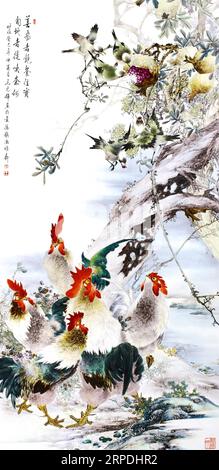 (190805) -- NANCHANG, 5. Aug. 2019 -- Aktenfoto vom 28. Aug. 2014 zeigt eine Kreation von Mao Guanghui. Mao Guanghui, ein 56-jähriger älterer Meister der Kunst und des Handwerks in der Provinz Jiangxi, widmet sich seit seinem 13. Lebensjahr der Porzellanmalerei. Als Schüler von Deng Bishan (1874–1930), einem der acht Freunde von Zhushan, einer Gruppe von Jingdezhen-Künstlern, die weithin für ihre Innovationen in der Porzellanmalerei bekannt sind, erbte Mao nicht nur die Fähigkeiten, sondern auch die Kunst, Porzellanmalereien zu schaffen. Das Thema ist wichtig wie Vögel, die er spezialisiert hat, um den Geist zu verkörpern Stockfoto