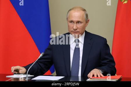 (190805) -- MOSKAU, 5. August 2019 (Xinhua) -- der russische Präsident Wladimir Putin leitet am 5. August 2019 eine Sitzung des Sicherheitsrats außerhalb Moskaus. Russland wird mit der Entwicklung von Raketen in vollem Umfang beginnen, die durch den zusammengebrochenen Vertrag über die mittleren Streitkräfte (INF) verboten sind, wenn die Vereinigten Staaten damit beginnen, dies zu tun, sagte Präsident Wladimir Putin am Montag. (Sputnik/Handout via Xinhua) RUSSLAND-MOSKAU-PUTIN-INF-VERTRAGSSITZUNG PUBLICATIONxNOTxINxCHN Stockfoto