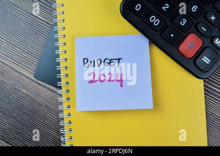 Konzept von Budget 2024 Schreiben Sie auf Haftnotizen isoliert auf Holztisch. Stockfoto