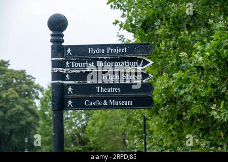 GUILDFORD, SURREY, Großbritannien – 31. AUGUST 2023: Hinweisschild für lokale Sehenswürdigkeiten rund um Guildford – einschließlich Museum, Castle und Theater Stockfoto