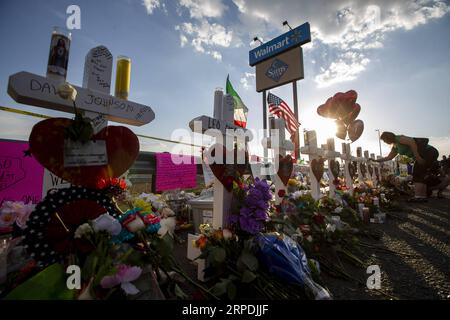 (190806) -- El PASO, 6. August 2019 -- Kreuze mit Namen von Opfern werden in der Nähe des Walmart-Zentrums, wo die Massenschießerei am Samstag stattfand, in El Paso, Texas, USA, 5. August, platziert. 2019. die Polizeibehörde von El Paso, US-Bundesstaat Texas, bestätigte am Montagnachmittag, dass ein deutscher und sieben mexikanische Staatsangehörige bei der Walmart-Schießerei am Wochenende zu den Toten gehörten. El Paso Polizeichef Greg Allen sagte auf einer Pressekonferenz, die hier am Montagnachmittag stattfand, dass 13 US-Bürger unter den Verstorbenen waren und die Identifizierung eines anderen Verstorbenen bestätigt werden sollte. ) U.S.-EL-PASO-MASSENSCHIESSEN Stockfoto