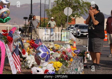 (190806) -- EL PASO, 6. August 2019 -- Ein Mann trauert um die Opfer in der Nähe des Walmart-Zentrums, wo die Massenschießerei in El Paso, Texas, USA, am 5. August 2019 stattfand. Die Polizeibehörde von El Paso, US-Bundesstaat Texas, bestätigte Montag Nachmittag, dass ein deutscher und sieben mexikanische Staatsangehörige unter den Toten bei Walmart-Schießereien am Wochenende waren. El Paso Polizeichef Greg Allen sagte auf einer Pressekonferenz, die hier am Montagnachmittag stattfand, dass 13 US-Bürger unter den Verstorbenen waren und die Identifizierung eines anderen Verstorbenen bestätigt werden sollte. ) U.S.-EL PASO-MASSENSCHIESSEN-OPFER-IDENTITÄTEN LIUXLIWEI PU Stockfoto