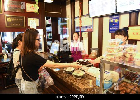 (190806) -- HUZHOU, 6. August 2019 -- Menschen kaufen geschmorte Lebensmittel im Dinglianfang Hauptgeschäft im Wuxing Bezirk von Huzhou, ostchinesische Provinz Zhejiang, 5. August 2019. Die chinesische Marke Dinglianfang wurde in der Zeit Guangxus (1875-1908) der Qing-Dynastie gegründet. Sie hat eine Reihe von unverwechselbaren Lebensmitteln entwickelt und sich auch auf dem Online-Markt engagiert. ) CHINA-ZHEJIANG-HUZHOU-DINGLIANFANG-TIME-HONORED BRAND (CN) WENGXXINYANG PUBLICATIONXNOTXINXCHN Stockfoto