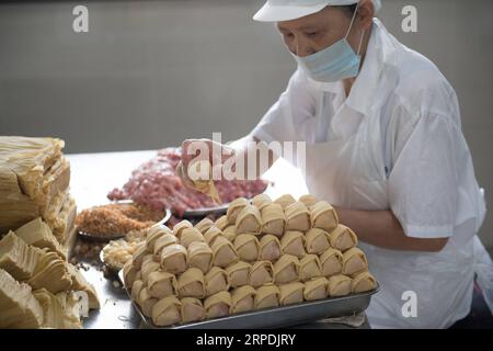 (190806) -- HUZHOU, 6. August 2019 -- Ein Mitarbeiter stellt gedämpftes Brötchen her, ein traditionelles chinesisches Essen der Marke Dinglianfang, im Wuxing-Bezirk von Huzhou, ostchinesische Provinz Zhejiang, 6. August 2019. Die chinesische Marke Dinglianfang wurde in der Zeit Guangxus (1875-1908) der Qing-Dynastie gegründet. Sie hat eine Reihe von unverwechselbaren Lebensmitteln entwickelt und sich auch auf dem Online-Markt engagiert. ) CHINA-ZHEJIANG-HUZHOU-DINGLIANFANG-TIME-HONORED BRAND (CN) WENGXXINYANG PUBLICATIONXNOTXINXCHN Stockfoto