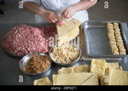 (190806) -- HUZHOU, 6. August 2019 -- Ein Mitarbeiter stellt gedämpftes Brötchen her, ein traditionelles chinesisches Essen der Marke Dinglianfang, im Wuxing-Bezirk von Huzhou, ostchinesische Provinz Zhejiang, 6. August 2019. Die chinesische Marke Dinglianfang wurde in der Zeit Guangxus (1875-1908) der Qing-Dynastie gegründet. Sie hat eine Reihe von unverwechselbaren Lebensmitteln entwickelt und sich auch auf dem Online-Markt engagiert. ) CHINA-ZHEJIANG-HUZHOU-DINGLIANFANG-TIME-HONORED BRAND (CN) WENGXXINYANG PUBLICATIONXNOTXINXCHN Stockfoto