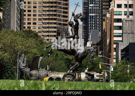 (190806) -- VEREINTEN NATIONEN, 6. August 2019 -- Foto aufgenommen am 5. August 2019 zeigt die Skulptur „Good Defäts Evil“ im Hauptquartier der Vereinten Nationen in New York. Die Skulptur war ein Geschenk, das die Sowjetunion 1990 anlässlich des 45. Jahrestages der Vereinten Nationen überreichte. Als anschauliches Symbol der Abrüstung wollte das Stück der Welt erzählen, dass die beiden Großmächte nach einem langen Kalten Krieg einen Konsens erreichten und entschlossen waren, den Frieden Vorrang vor dem Krieg haben zu lassen. UM ES MIT Kommentaren zu sagen: Gut besiegt die böse Statue kann nicht Zeuge eines ungebundenen nuklearen Wettrüstens werden ) UN-NEW YORK-INF TREATY-GOOD D Stockfoto