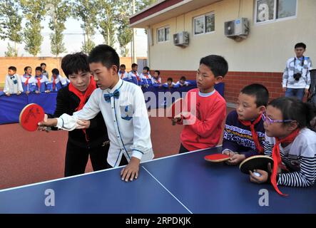 (190806) -- Peking, 6. August 2019 -- Deng Yaping(1. L) weist Schüler der Huangchenggen-Grundschule an, Tischtennis in Peking, der Hauptstadt Chinas, am 17. Oktober 2014 zu spielen. Seit der Gründung der Volksrepublik China haben sich Berufssport und nationale Fitness in Abstimmung entwickelt, um gemeinsam den Wohlstand des Sports zu fördern. ) (SP)CHINA-PEKING-70 JAHRE GRÜNDUNG DER VR CHINA-CHINESISCHE SPORTGESCHICHTE-PROFI-SPORT-NATIONALE FITNESS LIXWEN PUBLICATIONXNOTXINXCHN Stockfoto