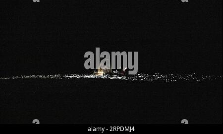 Unterstützungsteams arbeiten um das Raumschiff SpaceX Dragon Endeavour herum, kurz nachdem es mit den NASA-Astronauten Stephen Bowen und Warren 'Woody' Hoburg, dem VAE-Astronauten Sultan Alneyadi und dem Roscosmos-Kosmonauten Andrey Fedyaev am Montag, den 4. September 2023, im Atlantik vor der Küste von Jacksonville, Florida, landete. Bowen, Hoburg, Alneyadi und Fedyaev kehren nach fast sechs Monaten im Weltraum als Teil der Expedition 69 an Bord der Internationalen Raumstation zurück. Foto von Joel Kowsky/NASA über CNP/ABACAPRESS.COM Credit: Abaca Press/Alamy Live News Stockfoto