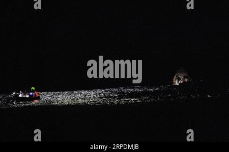 Unterstützungsteams arbeiten um das Raumschiff SpaceX Dragon Endeavour herum, kurz nachdem es mit den NASA-Astronauten Stephen Bowen und Warren 'Woody' Hoburg, dem VAE-Astronauten Sultan Alneyadi und dem Roscosmos-Kosmonauten Andrey Fedyaev am Montag, den 4. September 2023, im Atlantik vor der Küste von Jacksonville, Florida, landete. Bowen, Hoburg, Alneyadi und Fedyaev kehren nach fast sechs Monaten im Weltraum als Teil der Expedition 69 an Bord der Internationalen Raumstation zurück. Foto von Joel Kowsky/NASA über CNP/ABACAPRESS.COM Credit: Abaca Press/Alamy Live News Stockfoto