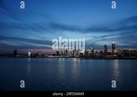 (190808) -- PEKING, 8. August 2019 -- Foto aufgenommen am 6. August 2019 zeigt die nächtliche Landschaft am Ganjiang Fluss in Nanchang, der Hauptstadt der ostchinesischen Provinz Jiangxi. ) XINHUA FOTOS DES TAGES ZhouxMi PUBLICATIONxNOTxINxCHN Stockfoto