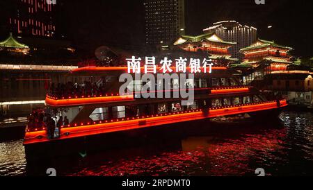 (190808) -- NANCHANG, 8. August 2019 -- Touristen genießen den Nachtblick auf einer Kreuzfahrt in Nanchang, Hauptstadt der ostchinesischen Provinz Jiangxi, 6. August 2019. ) CHINA-JIANGXI-NANCHANG-NIGHT VIEW (CN) WANXXIANG PUBLICATIONXNOTXINXCHN Stockfoto