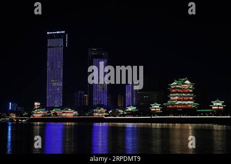 (190808) -- NANCHANG, 8. August 2019 -- Foto aufgenommen am 6. August 2019 zeigt eine Lichtshow am Ganjiang-Fluss in Nanchang, der Hauptstadt der ostchinesischen Provinz Jiangxi. ) CHINA-JIANGXI-NANCHANG-NIGHT VIEW (CN) ZHOUXMI PUBLICATIONXNOTXINXCHN Stockfoto