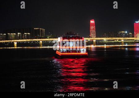 (190808) -- NANCHANG, 8. August 2019 -- Touristen genießen den Nachtblick auf einer Kreuzfahrt in Nanchang, Hauptstadt der ostchinesischen Provinz Jiangxi, 6. August 2019. ) CHINA-JIANGXI-NANCHANG-NIGHT VIEW (CN) ZHOUXMI PUBLICATIONXNOTXINXCHN Stockfoto