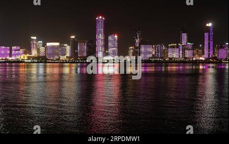 (190808) -- NANCHANG, 8. August 2019 -- Foto aufgenommen am 6. August 2019 zeigt eine Lichtshow am Ganjiang-Fluss in Nanchang, der Hauptstadt der ostchinesischen Provinz Jiangxi. ) CHINA-JIANGXI-NANCHANG-NIGHT VIEW (CN) WANXXIANG PUBLICATIONXNOTXINXCHN Stockfoto