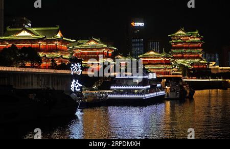 (190808) -- NANCHANG, 8. August 2019 -- Touristen genießen den Nachtblick auf einer Kreuzfahrt in Nanchang, Hauptstadt der ostchinesischen Provinz Jiangxi, 6. August 2019. ) CHINA-JIANGXI-NANCHANG-NIGHT VIEW (CN) WANXXIANG PUBLICATIONXNOTXINXCHN Stockfoto