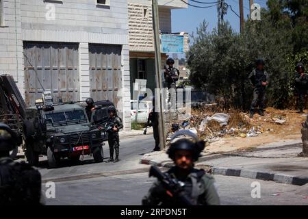 (190808) - Hebron, August 8, 2019 (Xinhua) - israelische Soldaten halten Wache in der Nähe der israelischen Siedlung von migdal Oz, in der Nähe der West Bank Stadt Hebron, Aug 8, 2019. Israelische Streitkräfte in der südlichen West Bank der Stadt Beit Fajjar in der Nähe von Hebron am Donnerstag Morgen überfallen, nach der israelischen Behörden, sagte ein Soldat gefunden wurde, die in dem seuchenverdächtigen erstechen Angriff außerhalb einer Siedlung im Westjordanland getötet, der Palästinensischen Quellen. Die gesamte Migdal Oz Bereich in der südlichen West Bank wurde für die Fahndung, in dem die israelischen Streitkräfte durch kommerzielle Geschäfte gekämmt und beschlagnahmten Überwachungskameras versiegelt. (Foto durch Stockfoto