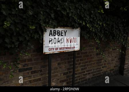 190808 -- LONDON, 8. August 2019 -- Foto aufgenommen am 8. August 2019 zeigt das Straßenschild Abbey Road in London, Großbritannien. Vor genau 50 Jahren spazierten die Beatles-Mitglieder John Lennon, Paul McCartney, George Harrison und Ringo Starr auf der Zebraüberquerung vor ihrem Studio im Norden Londons, um das Cover für das Album Abbey Road zu drehen. GROSSBRITANNIEN-LONDON-BEATLES-ABBEY ROAD-PHOTOGRAPH HANXYAN PUBLICATIONXNOTXINXCHN Stockfoto