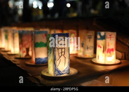(190809) -- NAGASAKI, 9. August 2019 -- Foto aufgenommen am 8. August 2019 zeigt Kerzen, die von Anwohnern im Friedenspark in Nagasaki, Japan, hergestellt wurden. Nagasaki wurde am 9. August 1945 von einer Atombombe getroffen, die Japan zur Kapitulation und zum Ende des Zweiten Weltkriegs veranlasste und es zur zweiten Stadt machte, die Atombomben erlitten hatte, nachdem Japans Hiroshima am 6. August desselben Jahres getroffen wurde. JAPAN-NAGASAKI-ATOMBOMBENANSCHLAG-JAHRESTAG DuxXiaoyi PUBLICATIONxNOTxINxCHN Stockfoto