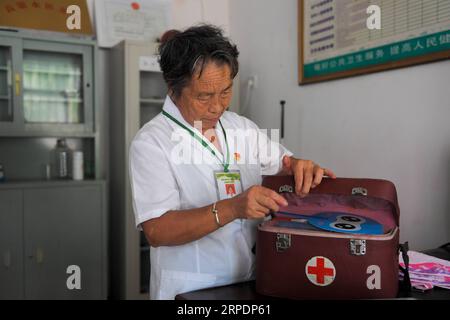 (190809) -- NANCHANG, 9. August 2019 -- Gao Yinshui bereitet ihre Arztkiste im Dorf Lixin der Stadt Meiling im Bezirk Wanli der Stadt Nanchang, ostchinesische Provinz Jiangxi, 8. August 2019 vor. Fast jeden Tag in den letzten vier Jahrzehnten spaziert die 69-jährige Dorfarzentin Gao Yinshui kilometerlang auf Bergstraßen, um ihre Patienten in neun verschiedenen Dörfern zu sehen. Ende 1970 erlitt Gaos Mutter einen Notfall und hatte das Glück, von einem örtlichen Landarzt gerettet zu werden. Aus diesem Grund gab Gao Yinshui die Gelegenheit auf, Lehrer zu werden und entschied sich, ein Landarzt zu werden. Sie hat jedoch keine medizinische Grundlage Stockfoto