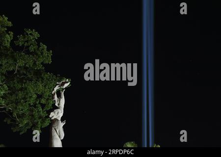 (190809) -- NAGASAKI, 9. August 2019 -- Foto aufgenommen am 8. August 2019 zeigt einen Gedenklichtstrahl im Friedenspark in Nagasaki, Japan. Nagasaki wurde am 9. August 1945 von einer Atombombe getroffen, die Japan zur Kapitulation und zum Ende des Zweiten Weltkriegs veranlasste und es zur zweiten Stadt machte, die Atombomben erlitten hatte, nachdem Japans Hiroshima am 6. August desselben Jahres getroffen wurde. JAPAN-NAGASAKI-ATOMBOMBENANSCHLAG-JAHRESTAG DuxXiaoyi PUBLICATIONxNOTxINxCHN Stockfoto