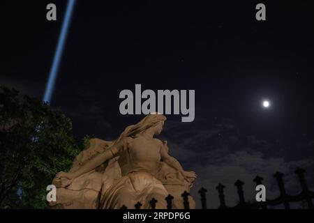 (190809) -- NAGASAKI, 9. August 2019 -- Foto aufgenommen am 8. August 2019 zeigt einen Gedenklichtstrahl im Friedenspark in Nagasaki, Japan. Nagasaki wurde am 9. August 1945 von einer Atombombe getroffen, die Japan zur Kapitulation und zum Ende des Zweiten Weltkriegs veranlasste und es zur zweiten Stadt machte, die Atombomben erlitten hatte, nachdem Japans Hiroshima am 6. August desselben Jahres getroffen wurde. JAPAN-NAGASAKI-ATOMBOMBENANSCHLAG-JAHRESTAG DuxXiaoyi PUBLICATIONxNOTxINxCHN Stockfoto