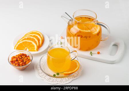 Sanddorn-Teegetränk mit Orangen und Minze. Warmes Herbstgetränk. Pflanzlicher Vitamintee. Stockfoto