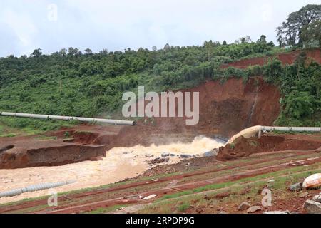 (190809) -- HANOI, 9. August 2019 (Xinhua) -- Ein Wasserreservoir leitet Wasser ab, um seine Sicherheit in der Provinz Dak Nong, Vietnam, am 9. August 2019 zu gewährleisten. Am Freitagnachmittag hatten Überschwemmungen und Erdrutsche in Vietnams zentralem Hochland acht Menschen getötet, teilte das Zentralkomitee für die Prävention und Kontrolle von Naturkatastrophen mit. (VNA via Xinhua) VIETNAM-ZENTRALHOCHLAND-REGION-FLUTKATASTROPHE PUBLICATIONxNOTxINxCHN Stockfoto