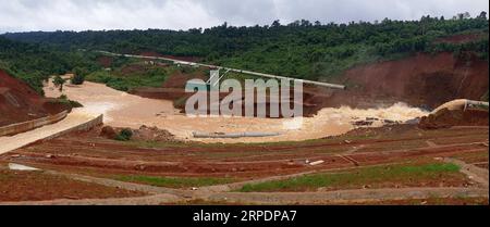 (190809) -- HANOI, 9. August 2019 (Xinhua) -- Ein Wasserreservoir leitet Wasser ab, um seine Sicherheit in der Provinz Dak Nong, Vietnam, am 9. August 2019 zu gewährleisten. Am Freitagnachmittag hatten Überschwemmungen und Erdrutsche in Vietnams zentralem Hochland acht Menschen getötet, teilte das Zentralkomitee für die Prävention und Kontrolle von Naturkatastrophen mit. (VNA via Xinhua) VIETNAM-ZENTRALHOCHLAND-REGION-FLUTKATASTROPHE PUBLICATIONxNOTxINxCHN Stockfoto